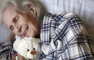 Bilde av eldre kvinne med kosebamse