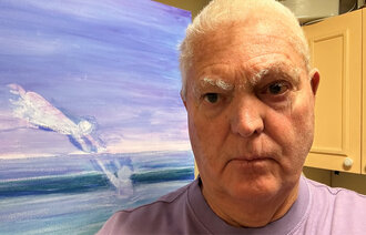 Bildet viser Leif Alnes foran et maleri "Dragsug 2" som han har malt.