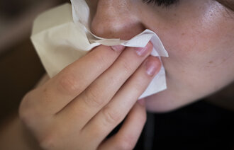 Bildet viser en person som er forkjølet.