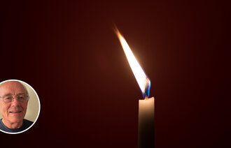 Bildet viser en flamme på et stearinlys som blafrer. I tillegg er et bilde av innleggsforfatteren innrammet i bildet