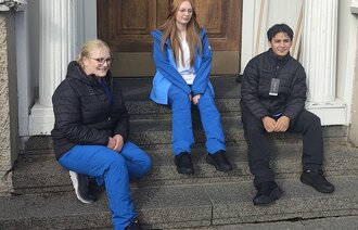 Bildet viser fra venstre Karoline Medhus, Celine Skoglund og Ahmad Amiri.