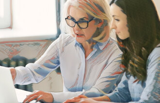 Bildet viser en veileder som veileder en student