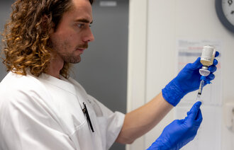 Simen Roaas Bergheim The photo shows nurse Simen Roaas Bergheim pulling up medical heroin in a syringe