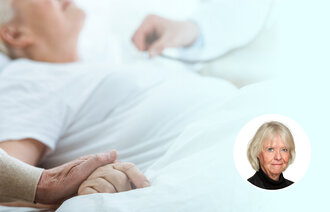 Bildeviser pasient i sykeseng, pårørende holder hånd, lege lytter på pasient