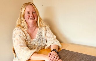 Bildet viser demenskoordinator i Sør-Odal kommune, Elin Østhaug