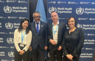 INTERNASJONAL SAMLING: Mentalt Health Forum ble arrangert 9. og 10. oktober i Genève i Sveits. Fra venstre: Hoi Shan Fokeladeh, seniorrådgiver for politiske saker i ICN, Tedros Adhanom Ghebreyesus, sjef for Verdens helseorganisasjon (WHO), Espen Gade Rolland, faggruppeleder i NSF og ICN-representant, og Devora Kestel, direktør ved avdeling for psykisk helse og rus i WHO.