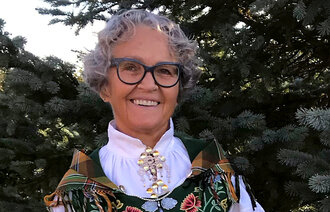 Bildet viser innleggsforfatter Jorunn Haugslett i nordlandsbunad