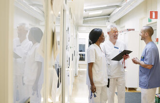 Bildet viser ulike typer helsepersonell som snakker sammen