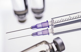 Bildet viser sprøyter og injeksjonsvæske