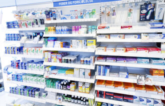 Bildet viser reoler med legemidler på apoteket