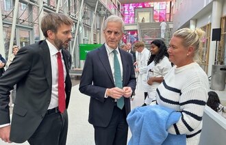 Bildet viser helse- og omsorgsminister Jan Christian Vestre og statsminister Jonas Gahr Støre