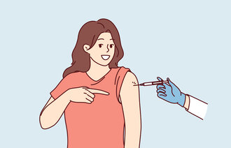 Illustrasjonen viser en kvinne som får vaksine.