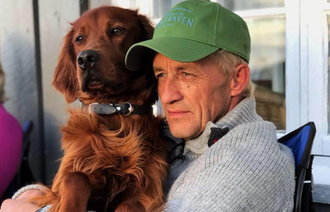 Bildet viser Bjørn Kenny Skomakerstuen. Bjørn Kenny har hunden sin på fanget.