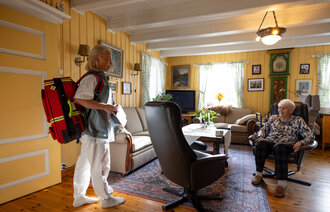 AKS-sykepleier fra legesenteret på hjemmebesøk