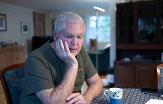 Bilde viser Leif Alnes ved stuebordet