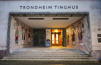 Bildet viser inngangspartiet til Trondheim tinghus