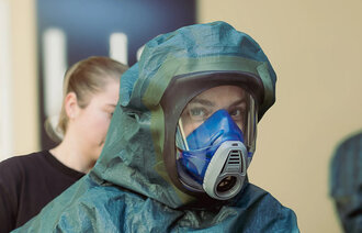 bilde av sykepleier i CBRNE-utstyr