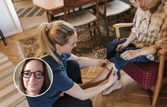 Bildet viser en sykepleier som sitter på huk foran en eldre kvinne. Sykepleieren hjelper henne med å ta på henne strømper