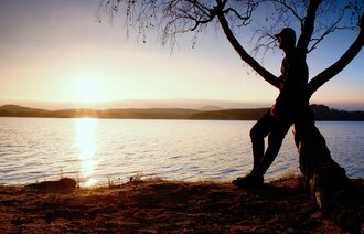 Bildet viser en ensom mann