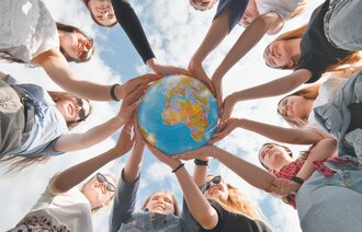 Bildet viser studenter som holder på en jordklode