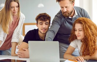 4 mennesker foran en datamaskin