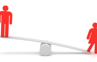 Bildet viser en kvinne og en mann