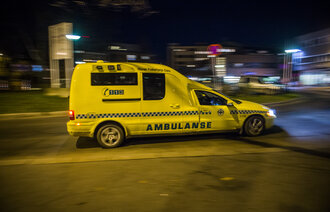 bildet viser ambulanse om natta i Oslo