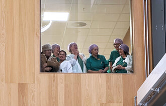 Bildet viser ansatte på poliklinikken ved NHS