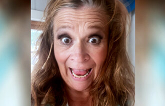 Bildet viser en selfie tatt av Rigmor Galtung. Hun lager grimaser.