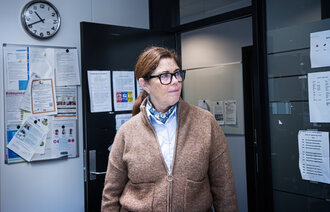 Bildet viser leder Kjersti Børhaug i hjemmetjenestens lokaler