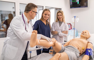 Bildet viser sykepleierstudenter som deltar i en simulering på studiet