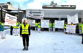 Bildet viser Toril Sørdal foran demonstrantene