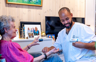 Bildet viser sykepleierstudent i praksis på Lindeberghjemmet