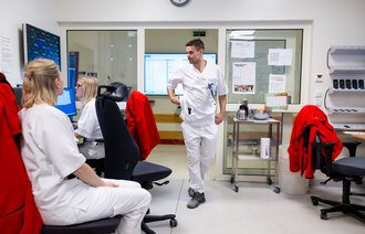 Bildet viser en mannlig sykepleier på jobb