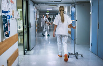 Bildet viser sykepleier i korridor