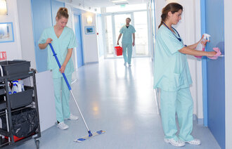 Bildet viser helsepersonell som gjør rengjøringsoppgaver på et sykehus 