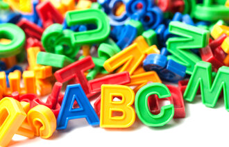 Bildet viser hauger med bokstav-brikker