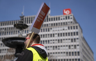 Bildet viser streikende mann med gul vest og plakat