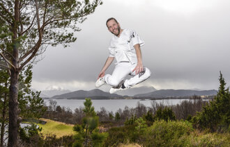 Bildet viser Lars Magnus Iversen som hopper.