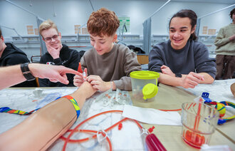 Elever møter sykepleierstudenter i Tromsø