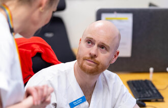 Bildet viser en mannlig sykepleier