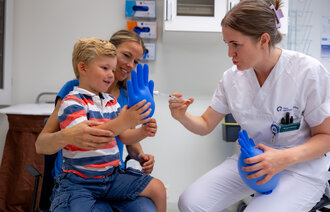 Bildet viser en gutt som får nasal ketamin av en sykepleier