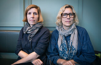 Bildet viser sykepleiersøstrene Hilde og Kristin Vollan