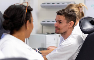 Bildet viser en mannlig sykepleier 