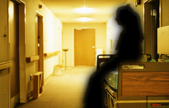 Bilde av sykepleier i sykehuskorridor