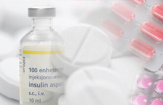 Bilde viser insulin glass og ulike piller