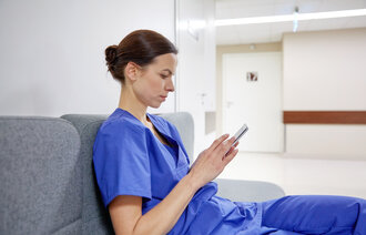 Sykepleier med mobil