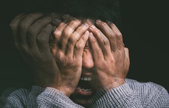 Bildet viser et nærbilde av en mann med psykose