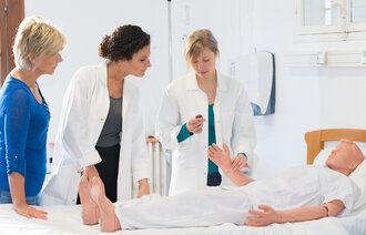 Bildet viser sykepleierstudenter som har simulering