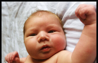 Bildet viser en nyfødt guttebaby.